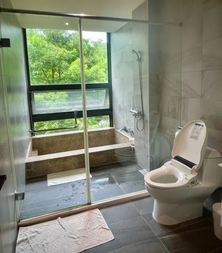 拉開衛浴窗簾,也是綠油油