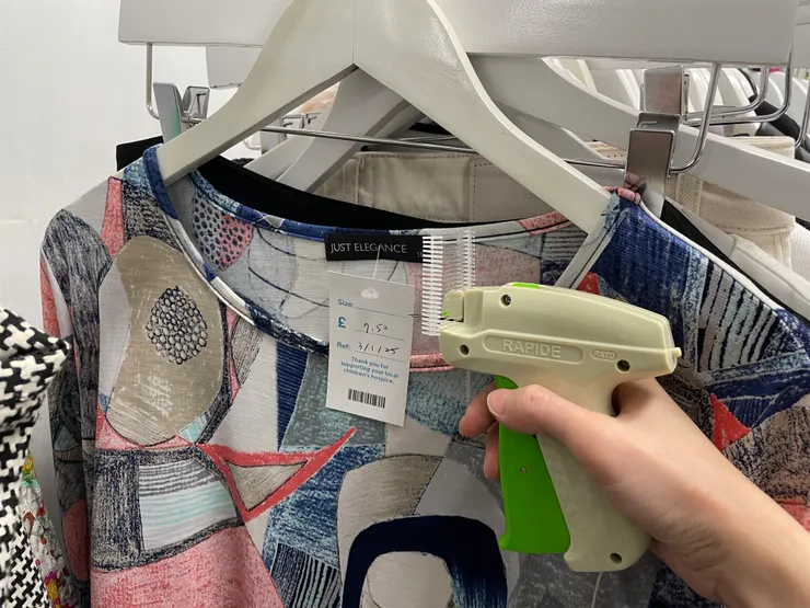 第一次用標籤槍，把price tag釘上去，覺得很新奇