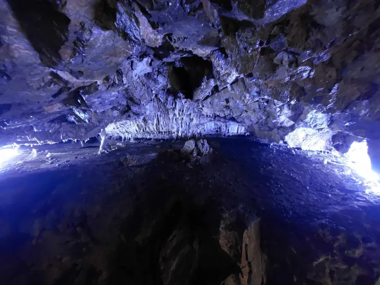 上面是石柱，下面則是伏流