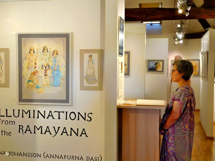 【要看羅摩衍那畫展且聽帕布引導！帕布帶我們去參觀MOSA博物館的畫展。《羅摩衍那》是印度兩大史詩之一，作者是詩人蟻垤，內容主要講述拘薩羅國王子羅摩和他妻子悉多的故事。羅摩衍那和另一部更長的史詩《摩訶婆羅多》是印度文化的基礎，對印度文學、宗教的發展有相當大的作用。(史詩介紹，摘自維基百科。)】