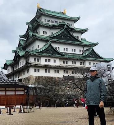 修了好久才得到難得的大頭貼照XD