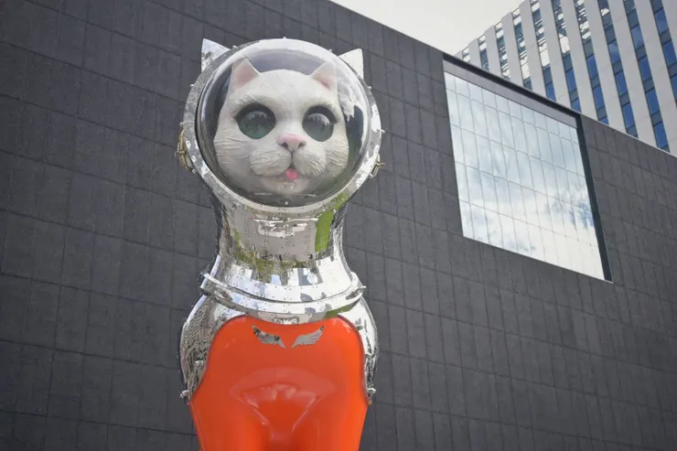 中之島美術館前的紅色船貓《SHIP’S CAT(Muse)》(2021)/照片來源:NANA濕婦