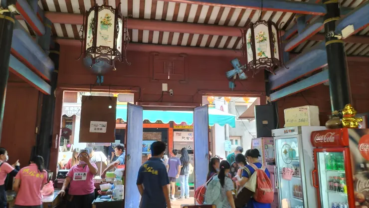 老宅裡宮燈下的大冰箱