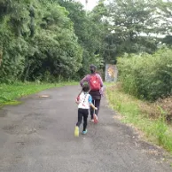 Sunnie走在鄉間的路上的沙龍