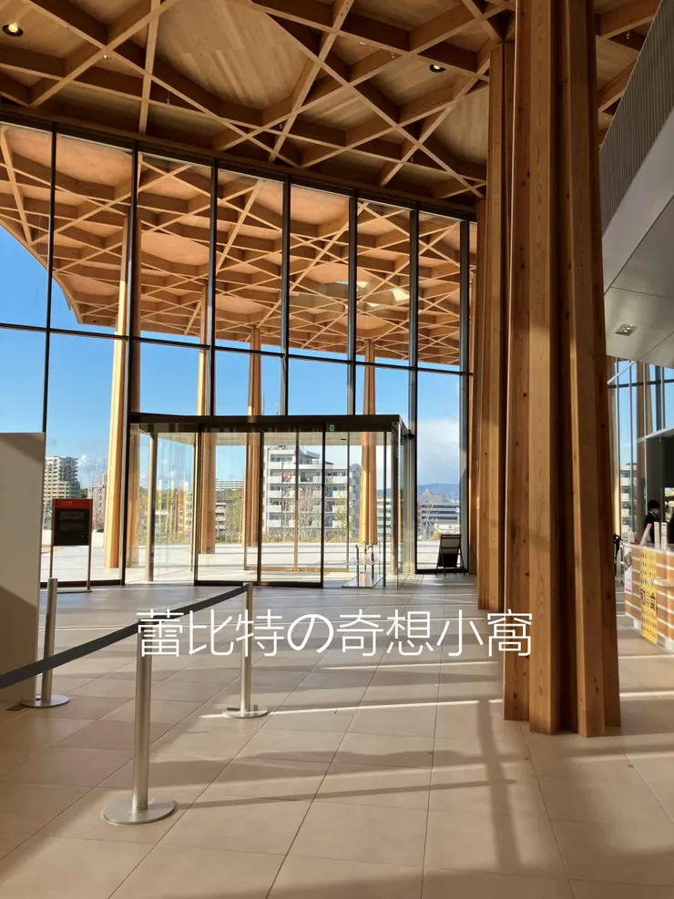 下到一樓後往主入口走去