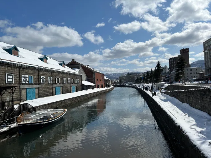 運河左邊是石造倉庫