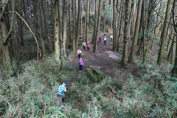 爬升100公尺至2408峰