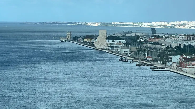 發現者紀念碑和貝倫塔都清楚可見