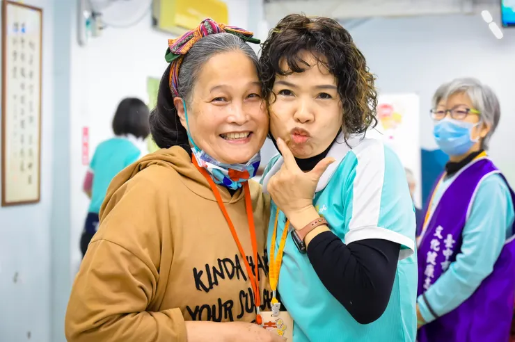 圖說：義剪活動中，曼都設計師與1919志工深入偏鄉，親切的互動與不斷的笑聲，流露出超越髮型的溫暖情誼。（資料來源：曼都髮型）