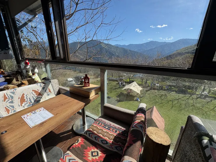 內部的桌子，可遠眺青山，👍