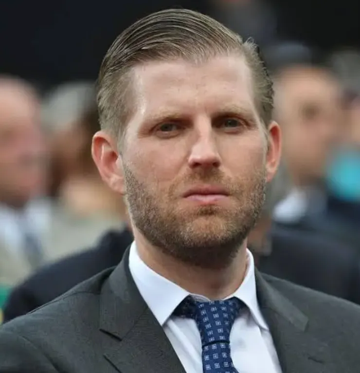 Eric Trump is the second son and third child of former U.S. President and real estate mogul Donald Trump and socialite Ivana Trump. Trump joined the Trump Organization in 2006, and from 2010 to 2015, he also starred as a judge with his father, older brother Donald Trump Jr. and older sister Ivanka Trump on NBC’s Celebrity Apprentice. After participating in his father's successful campaign to become U.S. president in 2016, he and older brother Don Jr. were named directors of a trust that holds the family business interests（資料來源：國家地理）