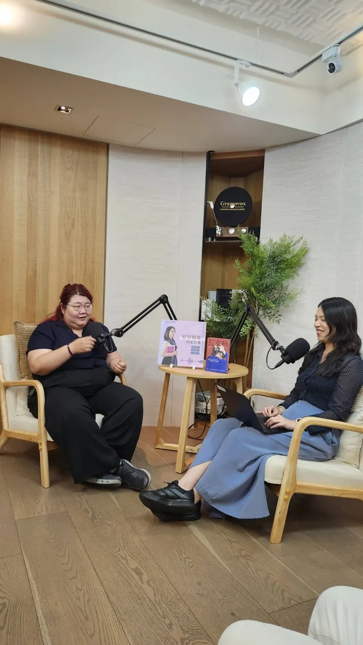 左邊是可愛的小花媽，右邊是珊迪兔