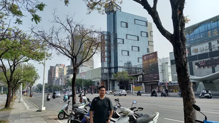 我身後就是高雄中央公園英迪格酒店!