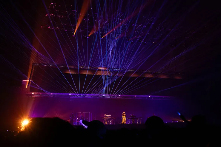 這邊的舞台燈光超美的，可惜拍不太出來，姑且先用 DAY 2 相機拍的畫面