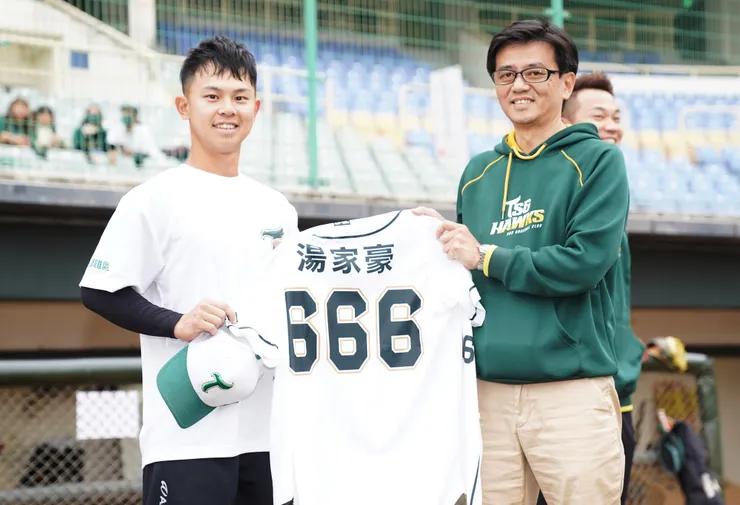 湯家豪從自培球員開始，如今交出不同凡響的表現。(翻攝自台鋼雄鷹臉書)