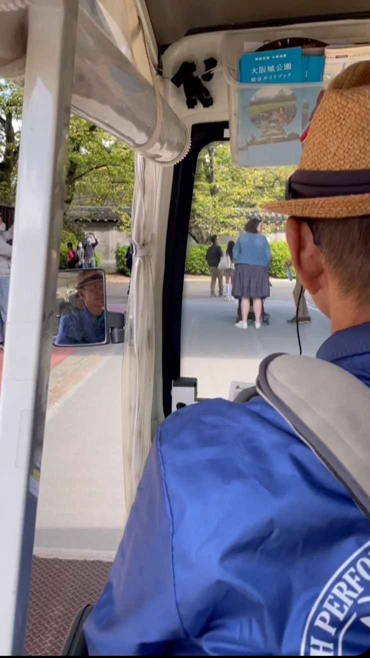 乘坐大阪城公園的小小接駁車