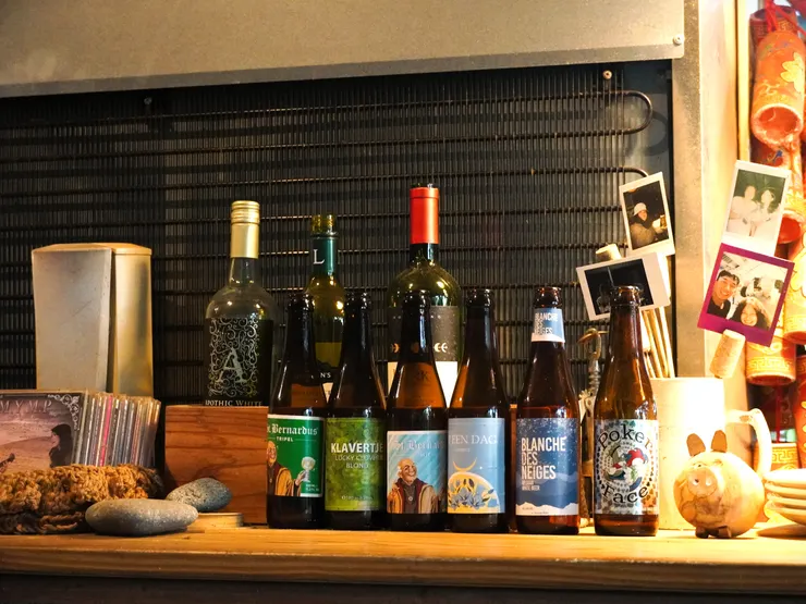 吧檯上的比利時啤酒