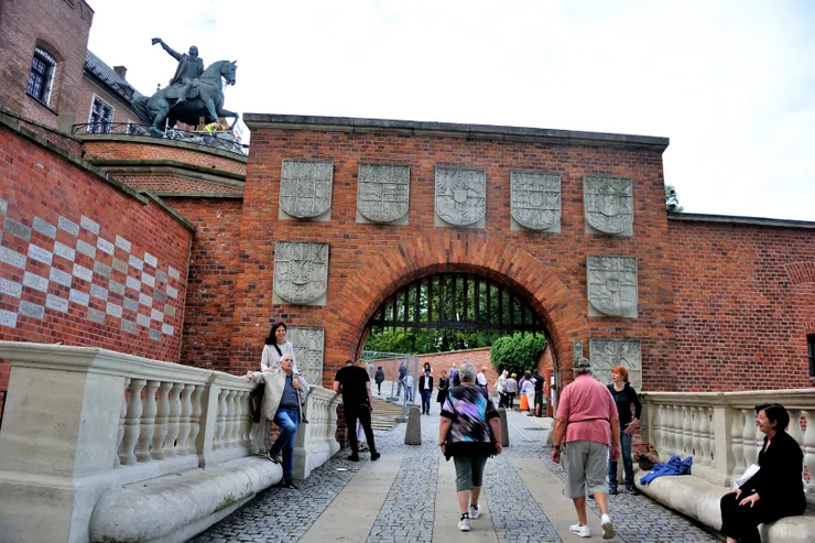 【瓦維爾城堡 (Wawel Royal Castle) 入口之一的紋章門 (Herbowa Gate/Coat of Arms Gate)，大門左上方城牆上的騎馬雕像，紀念波蘭與美國的民族英雄塔德烏什·科希丘什科(Tadeusz Kościuszko )。】