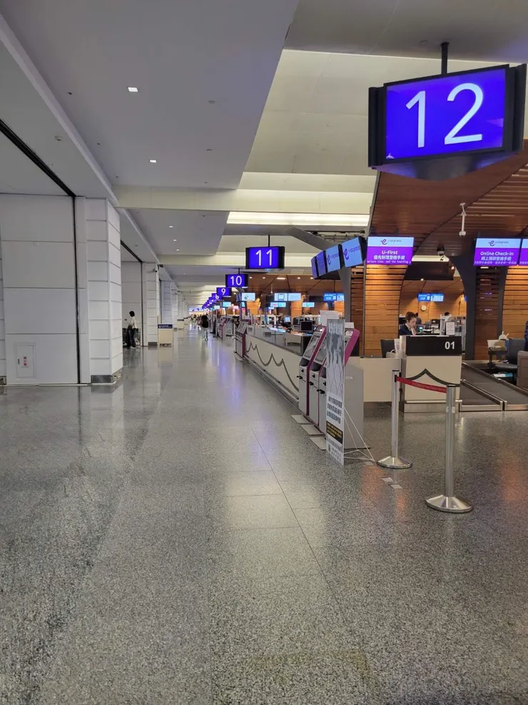 他那時已經抵達桃園機場,我則是在現場尋找他的蹤跡