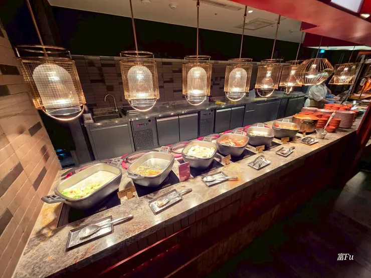 提供經典粵菜與川菜熱炒。