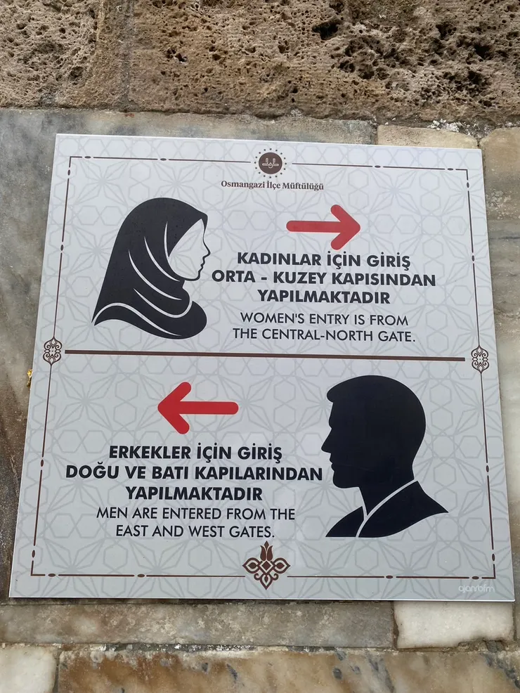 男女不同入口進出