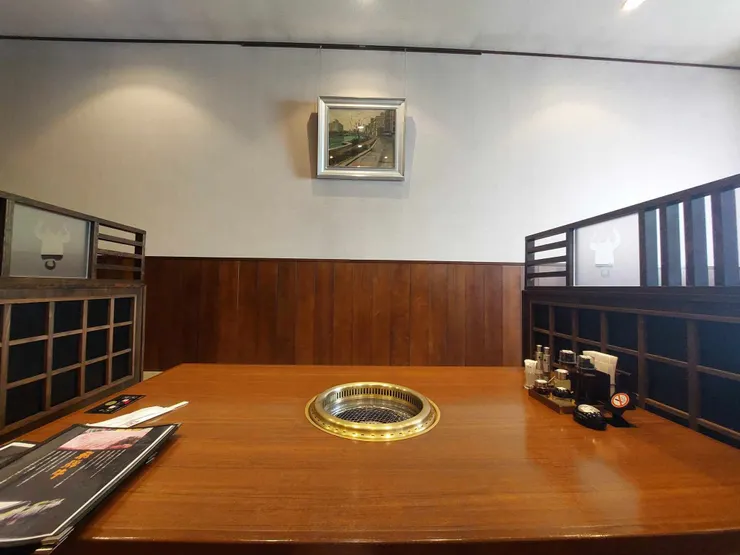 空間其實非常寬敞，而且跟隔壁桌都有隔起來，空間十分舒適，不過也有可能是因為自己一個人，所以覺得空間特別寬敞