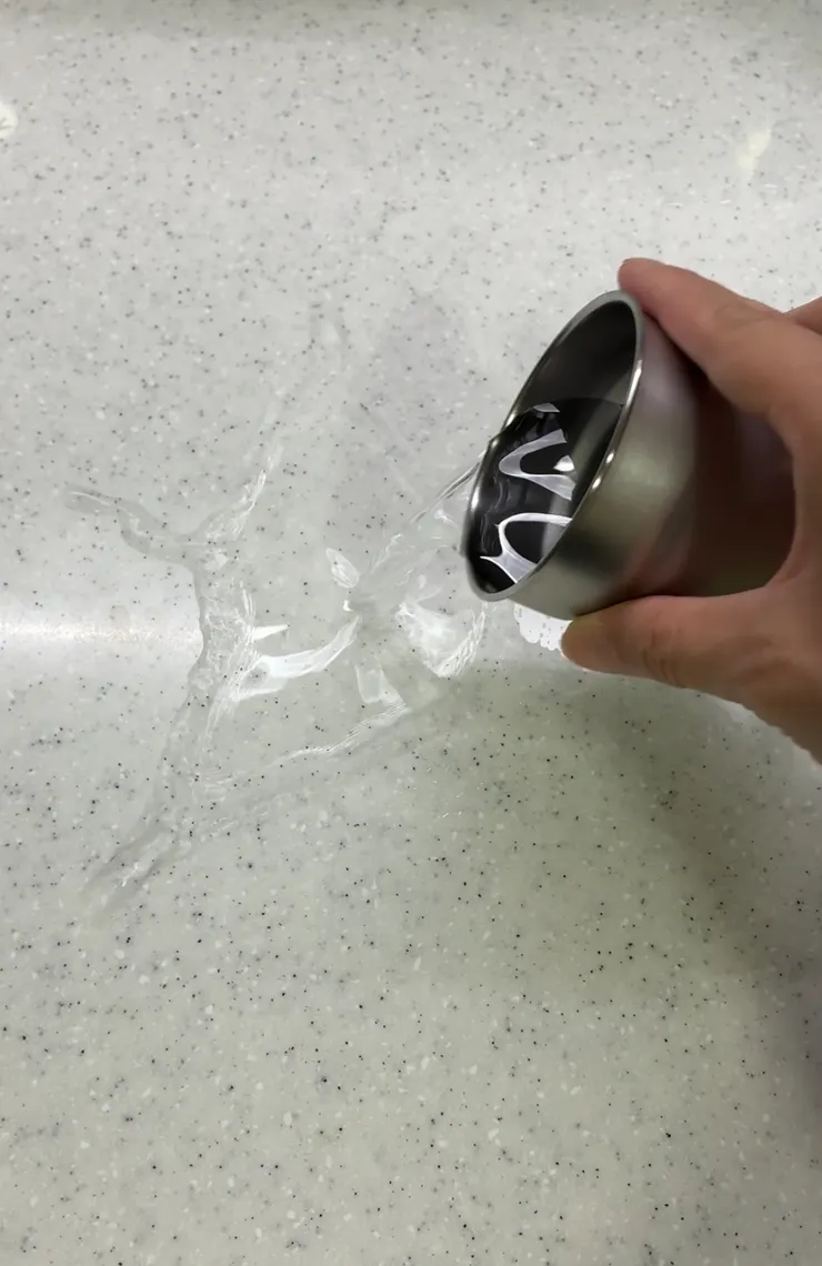 等量的水倒在流理台上