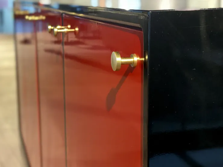 復刻的雙面矮櫃，朱紅面，圓弧倒角與黃銅把手細部