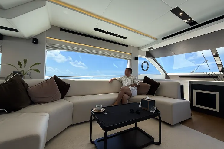 豪華遊艇搭起來真的很舒服,但好貴呀!QQ