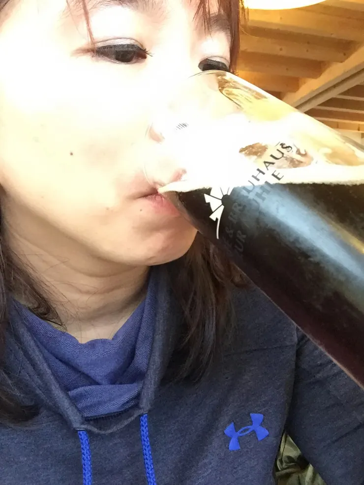 吃著酥烤脆皮的德國豬腳，當然要配上烘焙味重口感濃郁的德國黑啤酒囉！