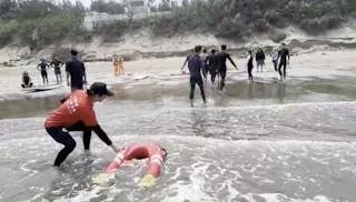 苗栗縣竹南鎮假日之森海域日前辦理開放水域聯合救
溺演練，過程中突然聽見有海上有泳客呼救，參與演
訓單位即刻投入真實救援，並利用新購入的遙控式動
力救生圈，順利將溺者平安救上岸。
（民眾提供）
中央社記者管瑞平傳真  112年4月26日
