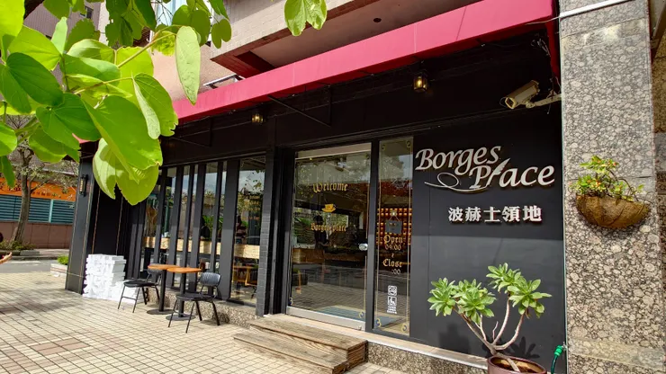 波赫士領地精品咖啡館明水店門面。（攝影／陳宜彣）