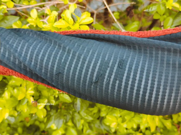 彈性針織布料的拼接，較容易勾傷，要盡量避免沾黏魔鬼氈及用力撕扯