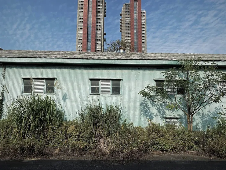 作為材料室使用的綠色倉庫，屋頂有排氣用的通風球（2025年，筆者拍攝）