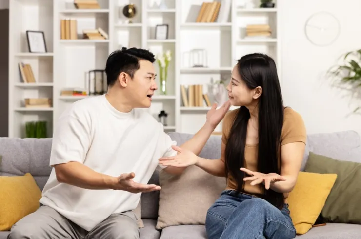 當妳在婚姻中瘋狂控制細節，妳害怕如果不做得比母親更好，妳就會重複她的悲劇命運。這種焦慮引發衝突，讓老公覺得妳在跟他搞「軍事演習」。圖/123RF圖庫