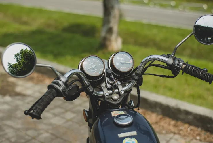 1994年開始,野狼125改變了電子轉速錶,改為油錶