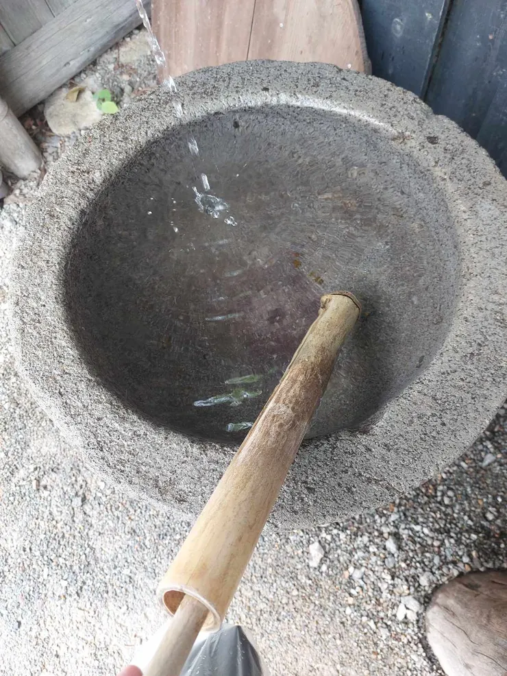 這應該是以前居住在合掌屋的居民會洗手的設施，旁邊的竹筒市可以當水槍使用的，園區裡還有畫靶心讓大家瞄準，重新回味小時候的水槍大戰