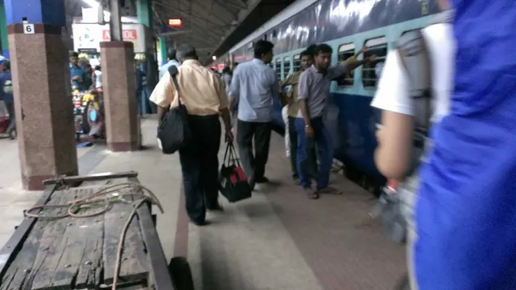 右側藍色背包的是我