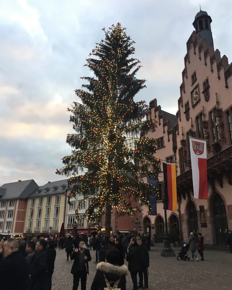 右邊人字型山牆就是羅馬廳