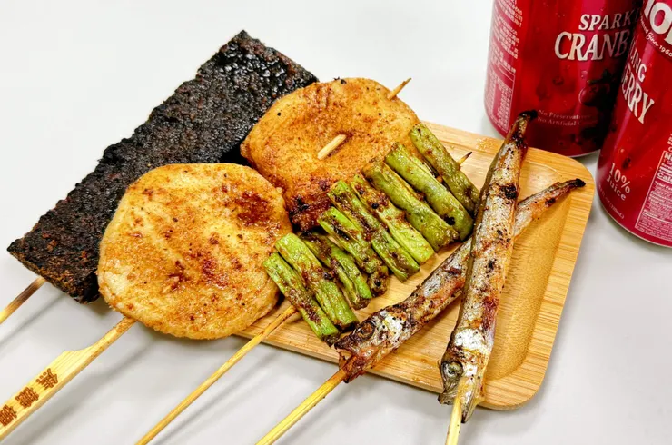 圖說：雙十佳節期間，於焦糖楓全台門市，消費滿199元只需加購10元即可獲得一夜干柳葉魚一串。（資料來源：焦糖楓）