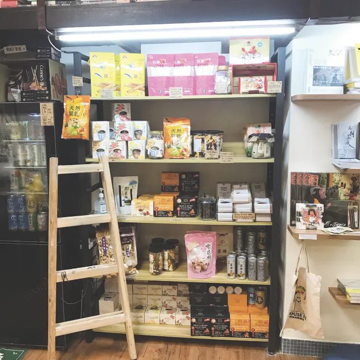 書館內有售本地和臺灣生產的農產品，這裡所有書籍不打折，讀者購書滿指定金額，送贈本地農產品（菜、橙、薑等）或雜貨（手工肥皂等），透過這種消費模式，人們可以買到喜歡的書本，同時支持持續發展本地農產事業。