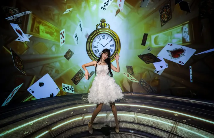 楊若歆受邀愛麗絲拯救仙境光影互動展一日店長