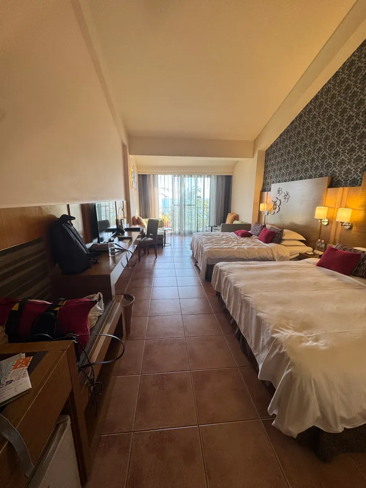 兩張雙人床,尾端還有兩張沙發,空間很大