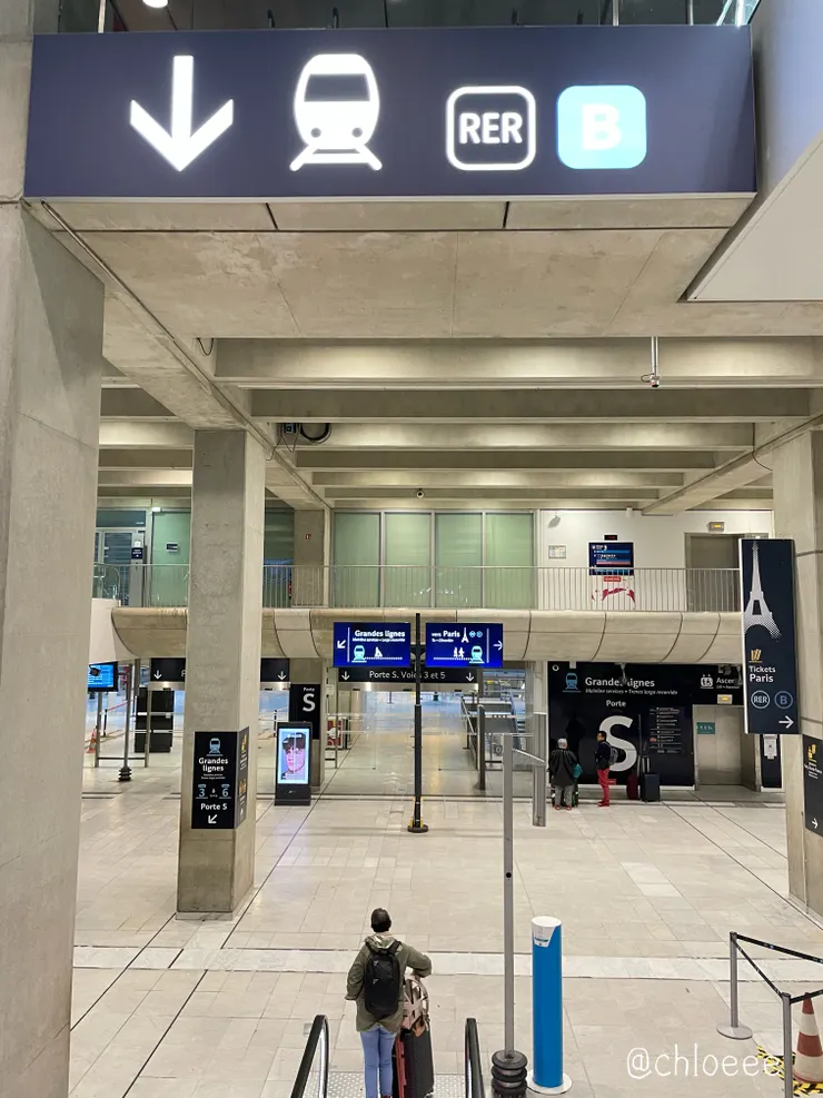 手扶梯下去就會看到月台，發車前20-30分鐘才會開放