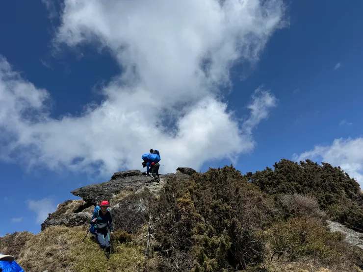 攀爬與陡下中的隊友。