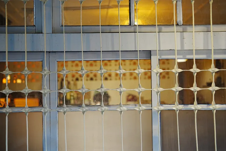 很傳統的鐵窗木門，飄散出懷念的味道