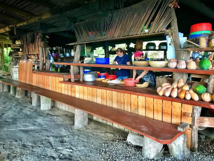 布農族的天然柴燒茅草廚房，利用森林原地材料，透過先民的智慧與經驗傳承，蓋的真好