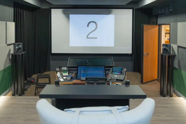 長時間工作與昏暗的工作環境，搭配 150 吋大螢幕投映，減少對眼睛的負擔。