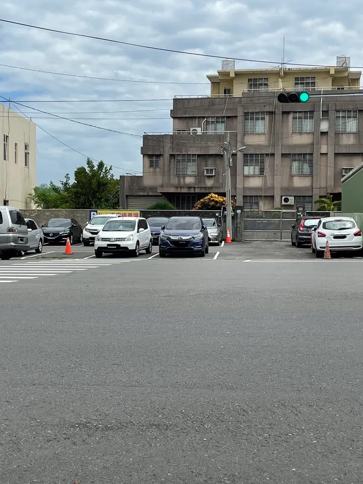 診所的停車場,在阿福早點的對面.