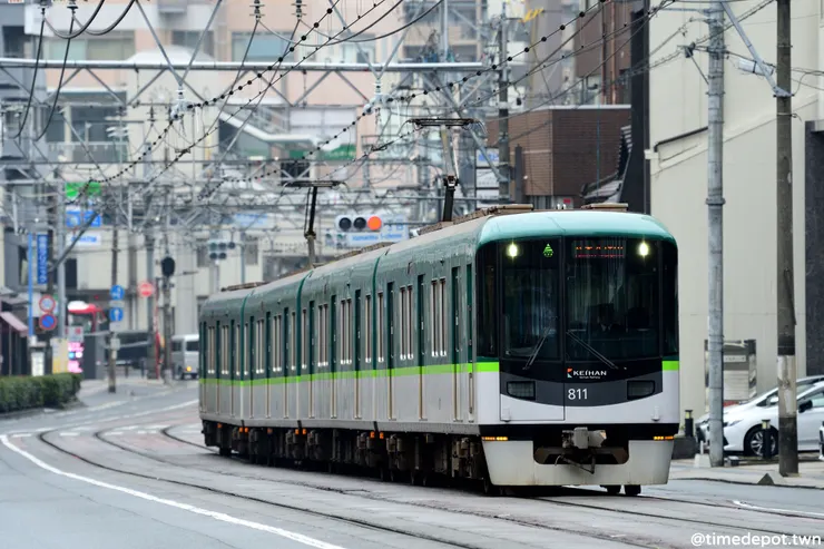 明顯比一般路面電車大上不少的京阪京津線電車開到路上，視覺衝擊十分強烈！